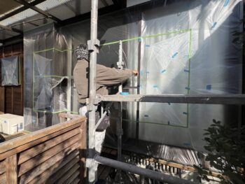 延岡市の現場で塗装前の大切な作業「養生」を行いました。
