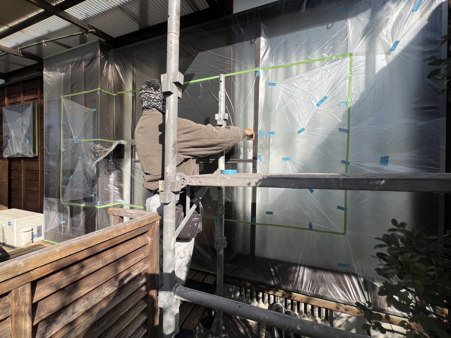 延岡市の現場で塗装前の大切な作業「養生」を行いました。