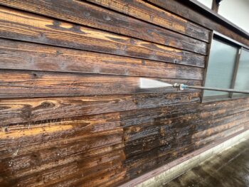 延岡市の現場で板壁の高圧洗浄を行いました。　