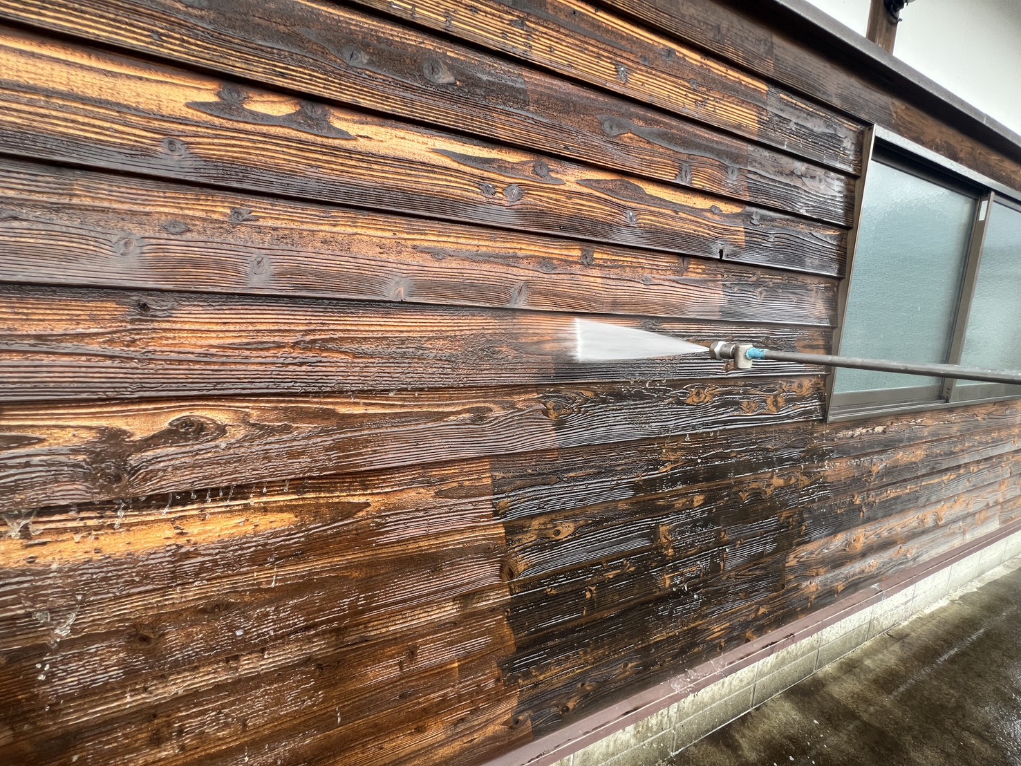 延岡市の現場で板壁の高圧洗浄を行いました。　