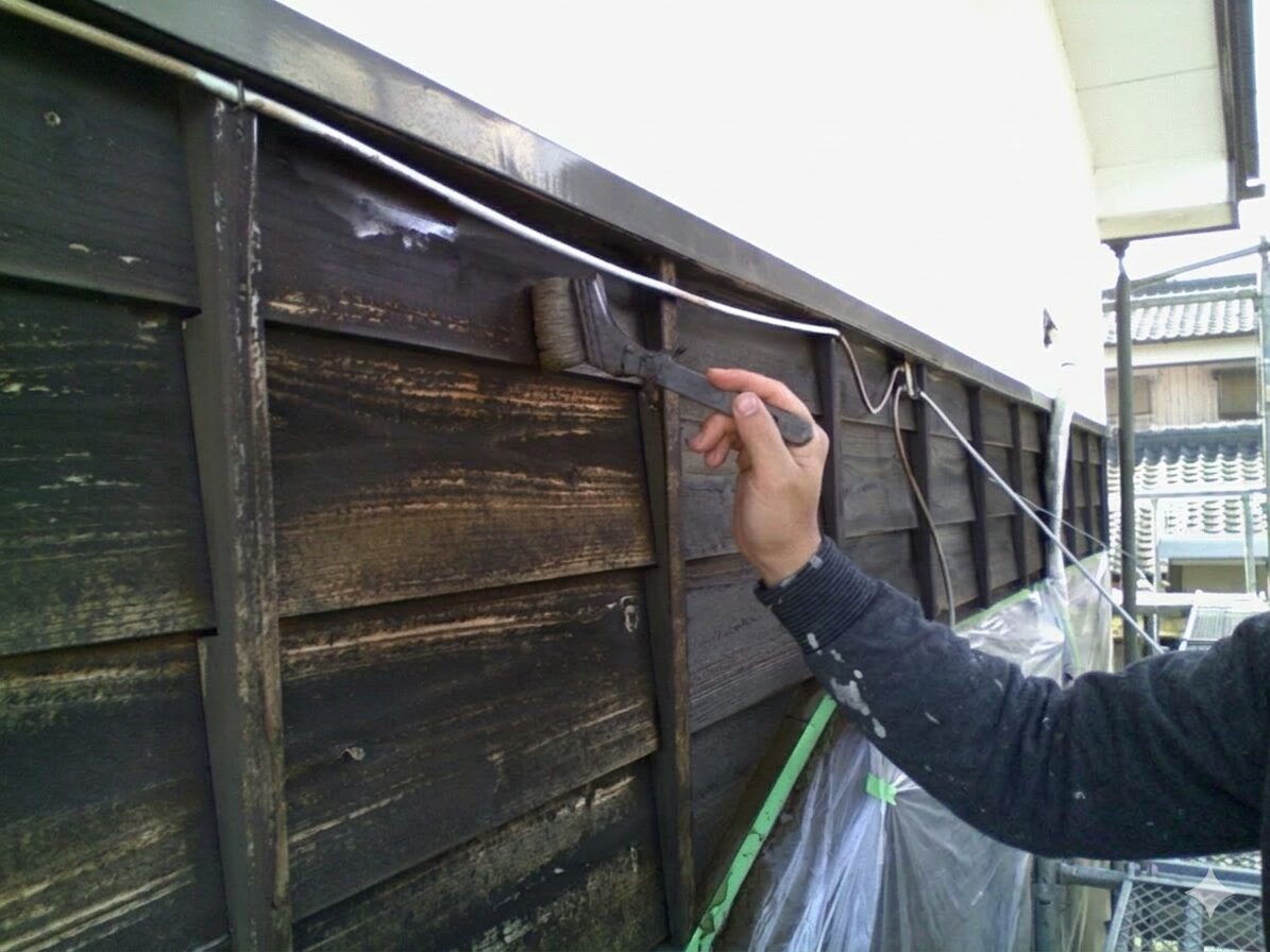 延岡市の板壁塗装の現場で浸透型ステイン塗料を塗装しました